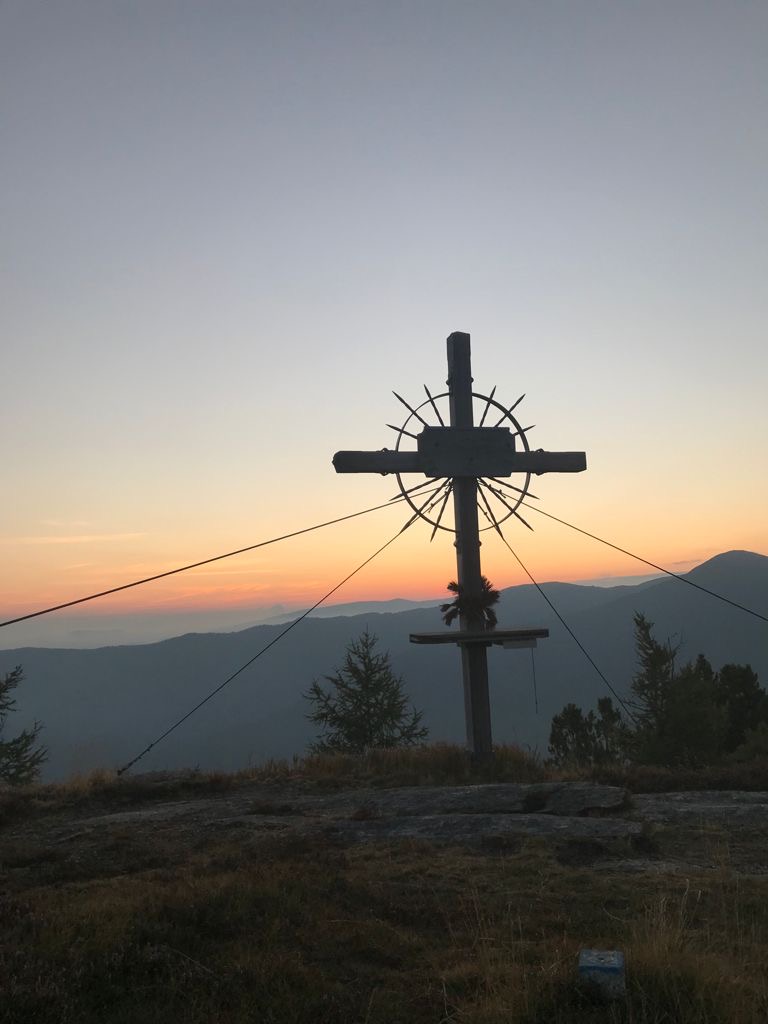 Gipfelkreuz im Alpenglühen