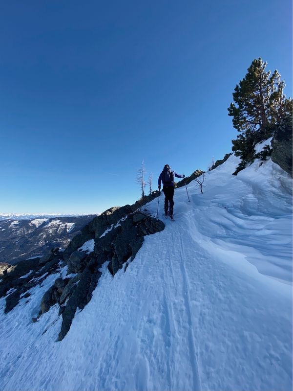 Skitour in verschneiter Berglandschaft